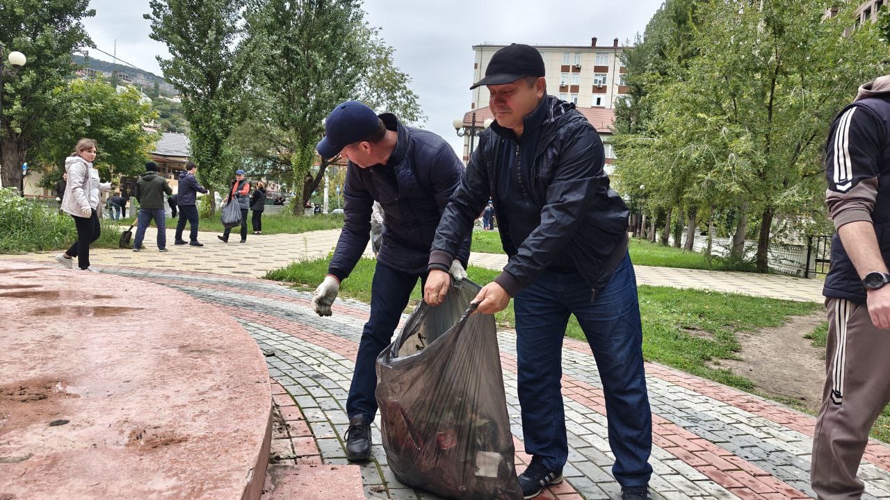 Коллектив МЧС Дагестана и работники подведомственных учреждений министерства приняли участие в субботнике